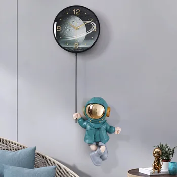 Home Decor Nordic Stlmiť Kov A Sklo Art Quartz Hodiny 3D Živice Astronaut Dekoratívne Nástenné Hodiny